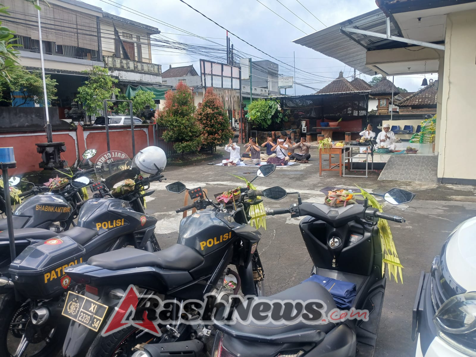 Maknai Tumpek Landep, Anggota Polsek Sidemen Sembahyang Bersama dan Mempasupati Barang Inventaris