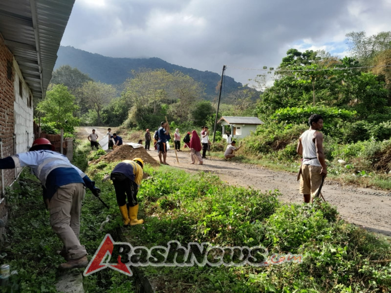Jaga Kebersihan dan Kekompakan, Babinsa Kemuning Dampingi Warga Kerja Bakti Massal