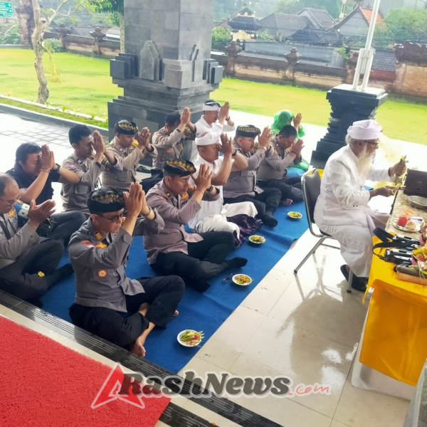 Polsek Ubud Gelar Persembahyangan Tumpek Landep: Wujudkan Ketajaman Pikiran dan Cinta Kearifan Lokal