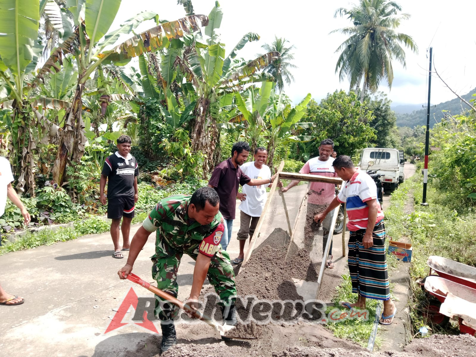 Dekat dengan Rakyat, Babinsa Koramil Ende Gotong Royong Bersama Warga Binaan