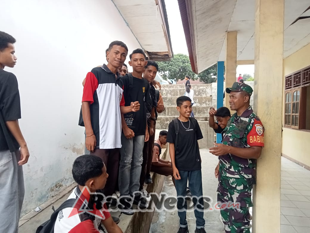 Babinsa Koramil 1602-01/Ende Tingkatkan Kemanunggalan TNI-Rakyat Lewat Pembinaan Pelajar