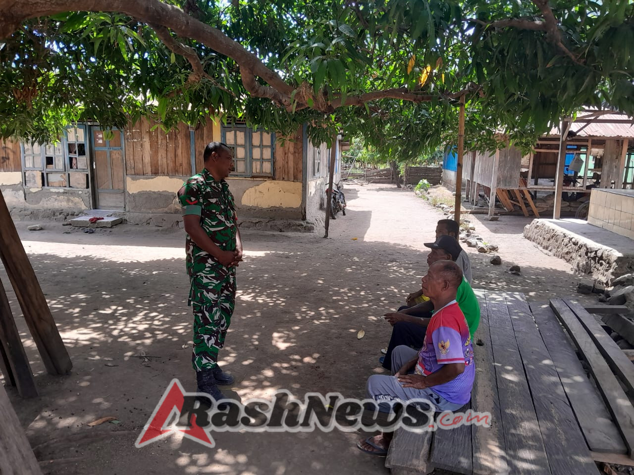 Ciptakan Rasa Aman, Babinsa Maurole Terjun Langsung ke Wilayah Binaan