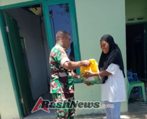Program Gerakan Pangan Murah, Babinsa Koramil Papela Bantu Warga Dapatkan Beras Terjangkau