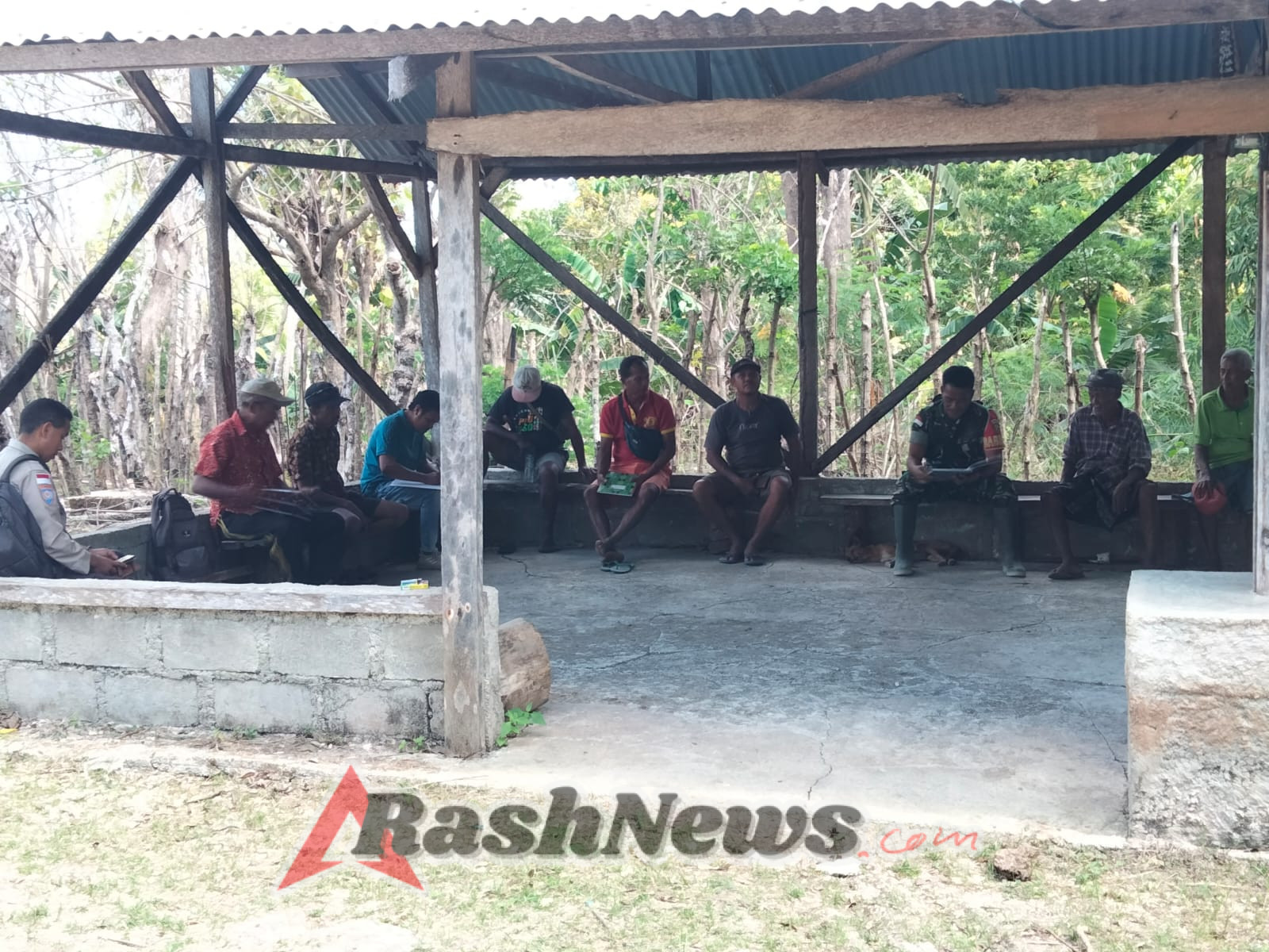 Babinsa Ba’a Bersama Aparat Desa dan Petani Wujudkan Tertib Pengelolaan Persawahan