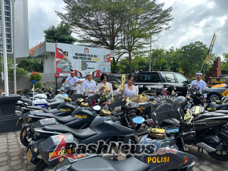 Polres Bandara Ngurah Rai Gelar Persembahyangan Tumpek Landep