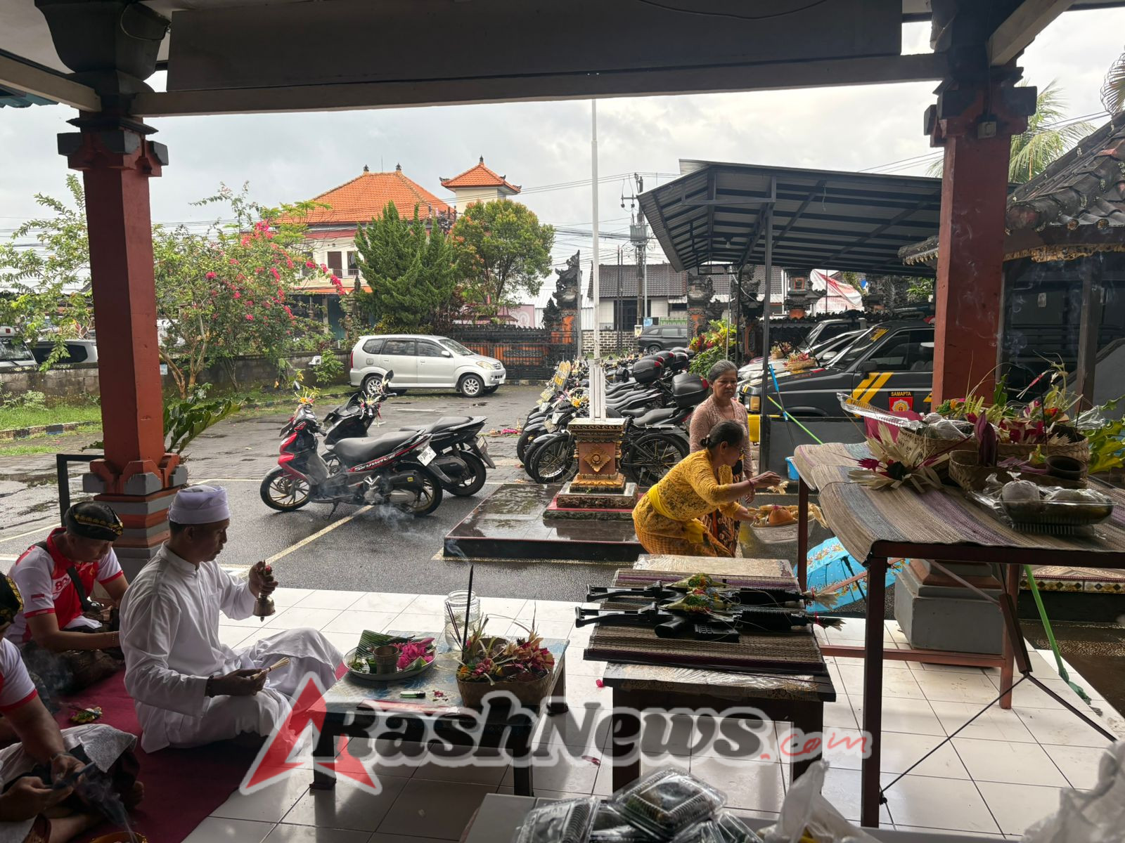 Personil Polsek Kerambitan melaksanakan  sembahyang bersama dalam rangka Rahina Tumpek Landep.