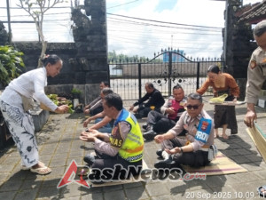 Kapolsek Baturiti bersama anggota Gelar Persembahyangan Tumpek Landep