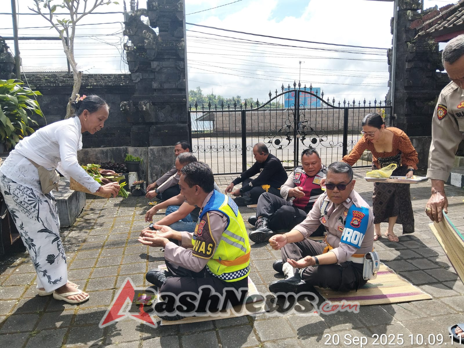 Kapolsek Baturiti bersama anggota Gelar Persembahyangan Tumpek Landep