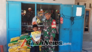 Babinsa Koramil 1627-02/Pantai Baru Gelar Penjualan Beras Murah di Desa Papela