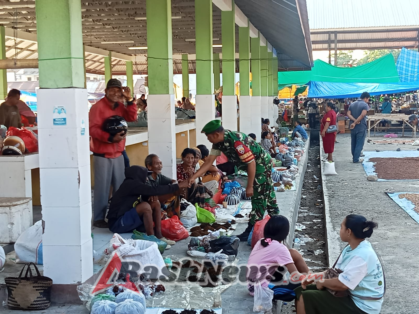 Babinsa Turun ke Pasar, Pastikan Keamanan dan Ketertiban Aktivitas Jual Beli