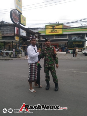 TNI-Polri Hadir di Tengah Masyarakat, Babinsa Ubud Atur Lalin Upacara Adat Banjar Teruna