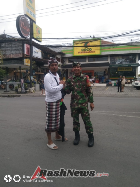 TNI-Polri Hadir di Tengah Masyarakat, Babinsa Ubud Atur Lalin Upacara Adat Banjar Teruna