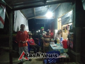 TNI Selalu Hadir untuk Rakyat, Babinsa Koramil 1628-05 Laksanakan Patroli Malam