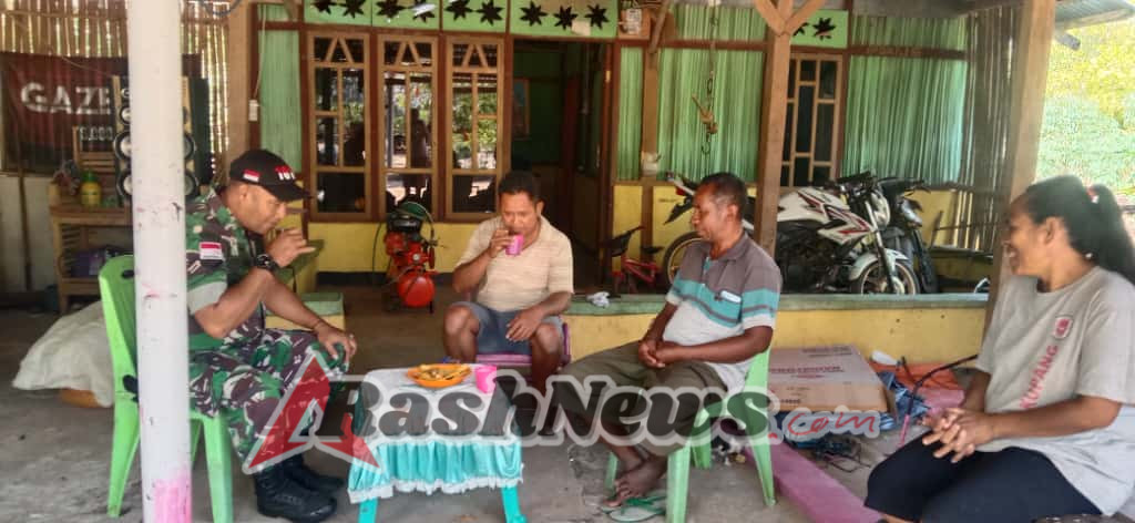 Babinsa Koramil 1618-04/Bisel Jalin Keakraban Lewat Anjangsana di Desa Sekon