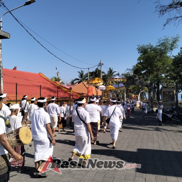 Babinsa, Bhabinkamtibmas, dan Pecalang Kawal Warga Liligundi Melaksanakan Meli