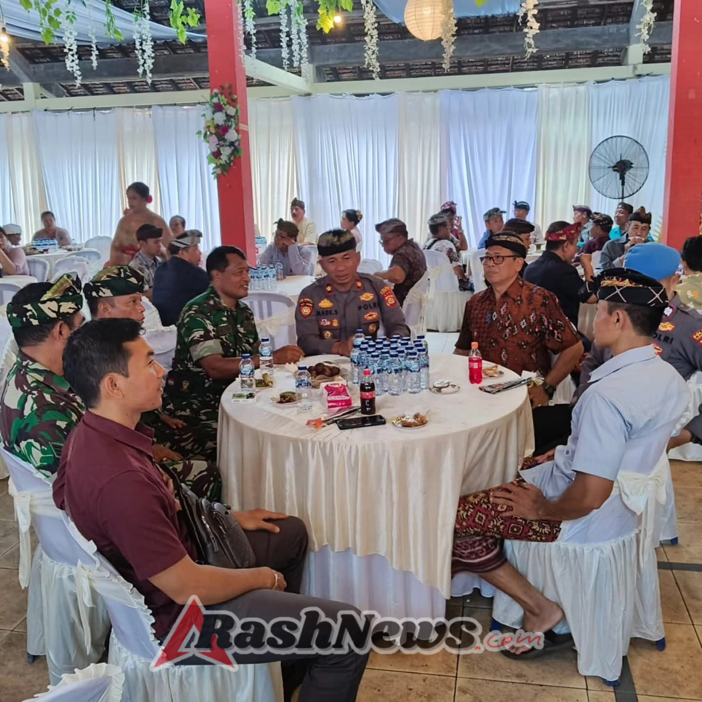 Kapolsek Manggis Gelar Minggu Kasih Di  Desa Sengkidu Guna Tampung Aspirasi Masyarakat