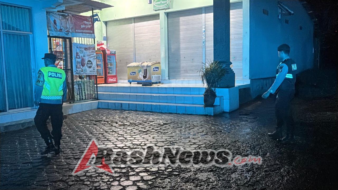 Ditengah Hujan Personil Polsek Bebandem Laksanakan Blue Light Patrol