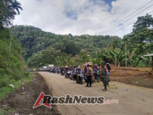Wujudkan Kehadiran TNI di Tengah Rakyat, Babinsa Kodim 1602/Ende Gelar Komsos dan Pamwil di Jalan Trans