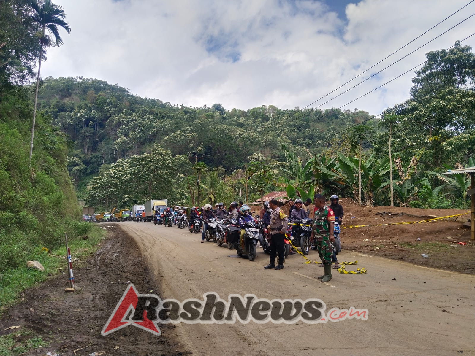 Wujudkan Kehadiran TNI di Tengah Rakyat, Babinsa Kodim 1602/Ende Gelar Komsos dan Pamwil di Jalan Trans