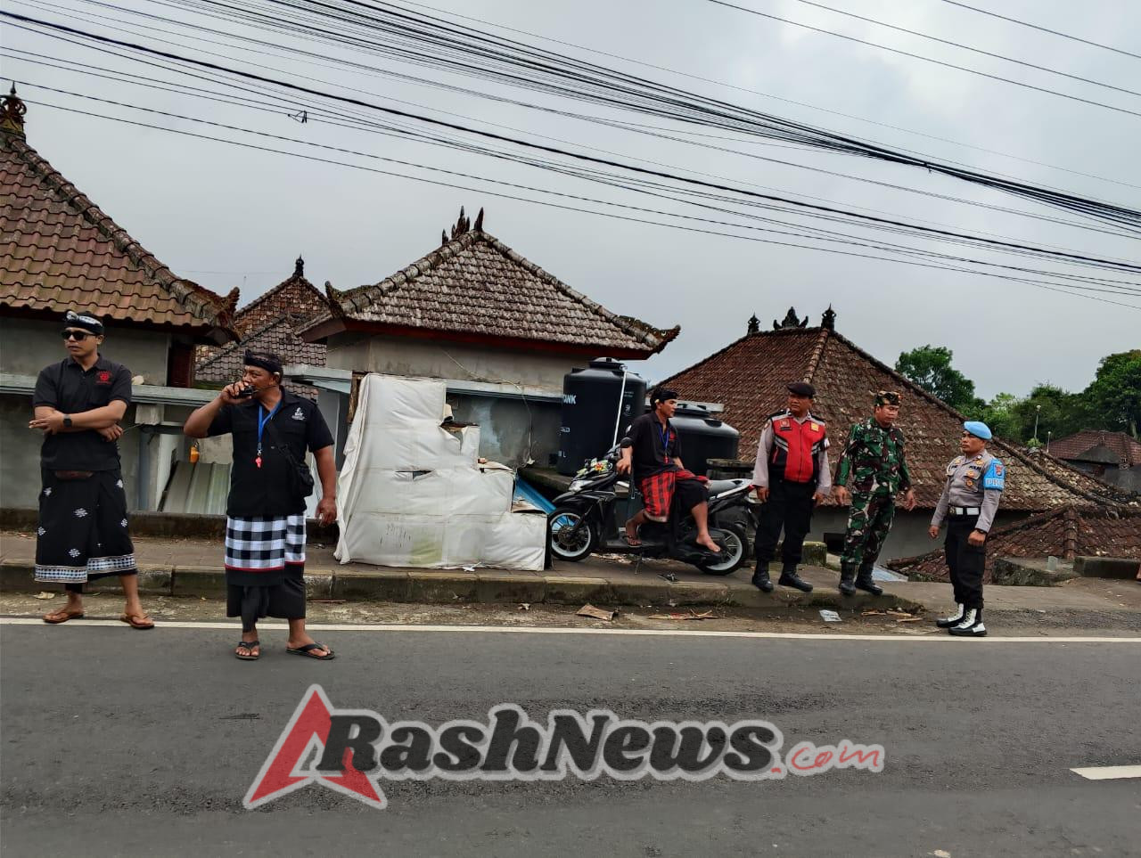 Patroli Tiga Pilar Kawal Upacara Adat di Desa Pelaga