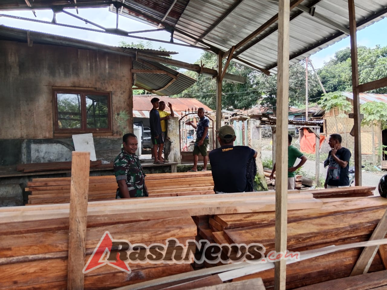 Babinsa Koramil 1602-01/Ende Perkuat Keamanan dan Dukungan Pembangunan Sekolah di Kecamatan Ende
