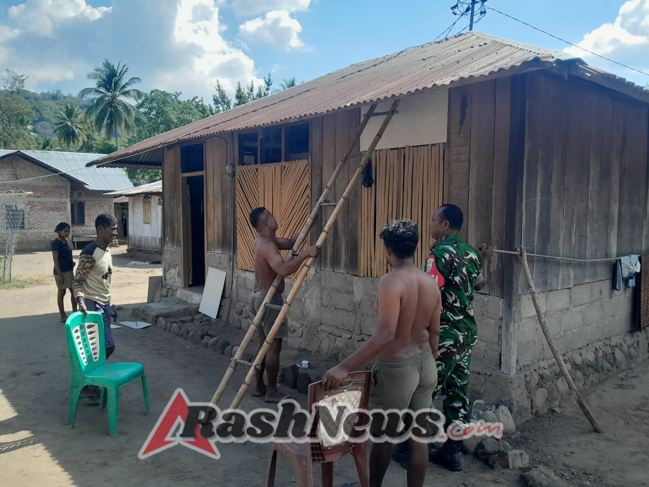 Babinsa Koramil 1602-04/Maurole Berikan Dukungan dan Pengamanan di Desa Rangalaka, Ende