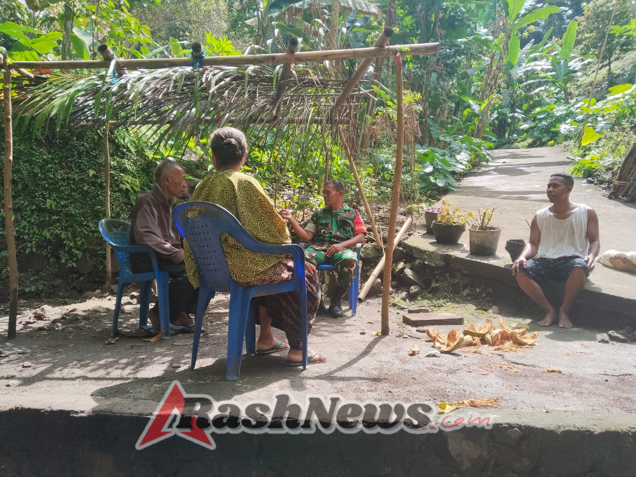Jaga Kamtibmas, Babinsa Ende Utara Terjun Langsung Pantau Kondisi Wilayah