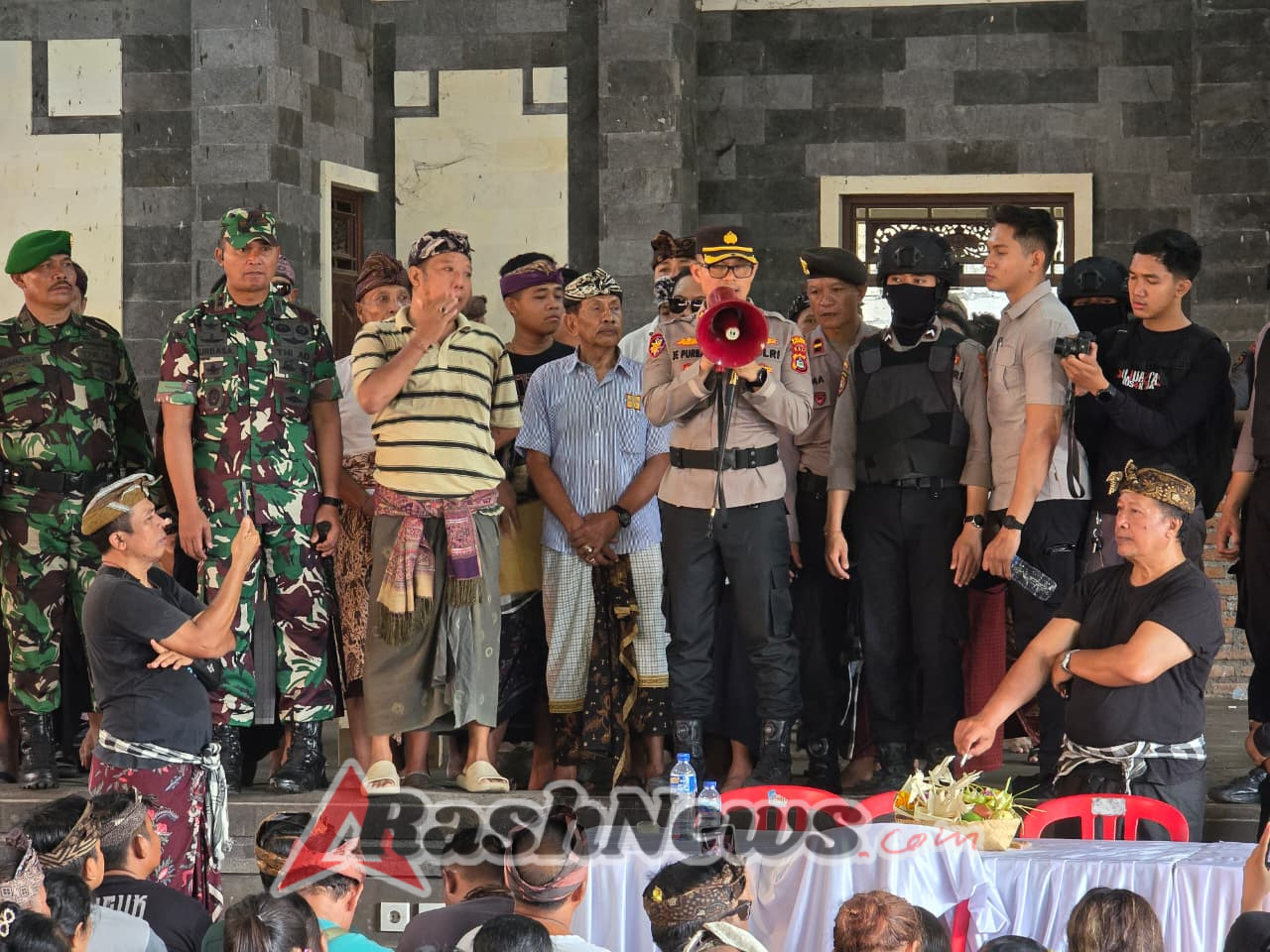 Negosiasi Damai AKBP Joseph Edward Purba Berhasil Dinginkan Suasana Panas di Paruman Agung Bugbug