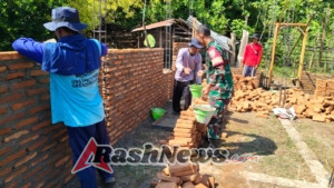 Karya Nyata di Wilayah Binaan, Babinsa Laksanakan Pamwil dan Bantu Pembangunan Rumah Warga