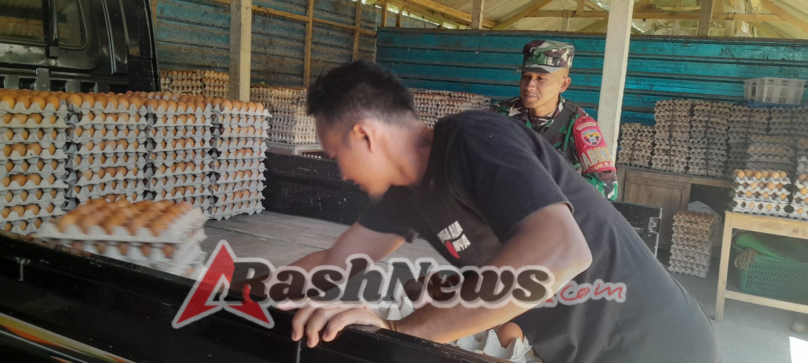 Babinsa Desa Penglumbaran Aktif Laksanakan Komsos Demi Ciptakan Situasi Kondusif