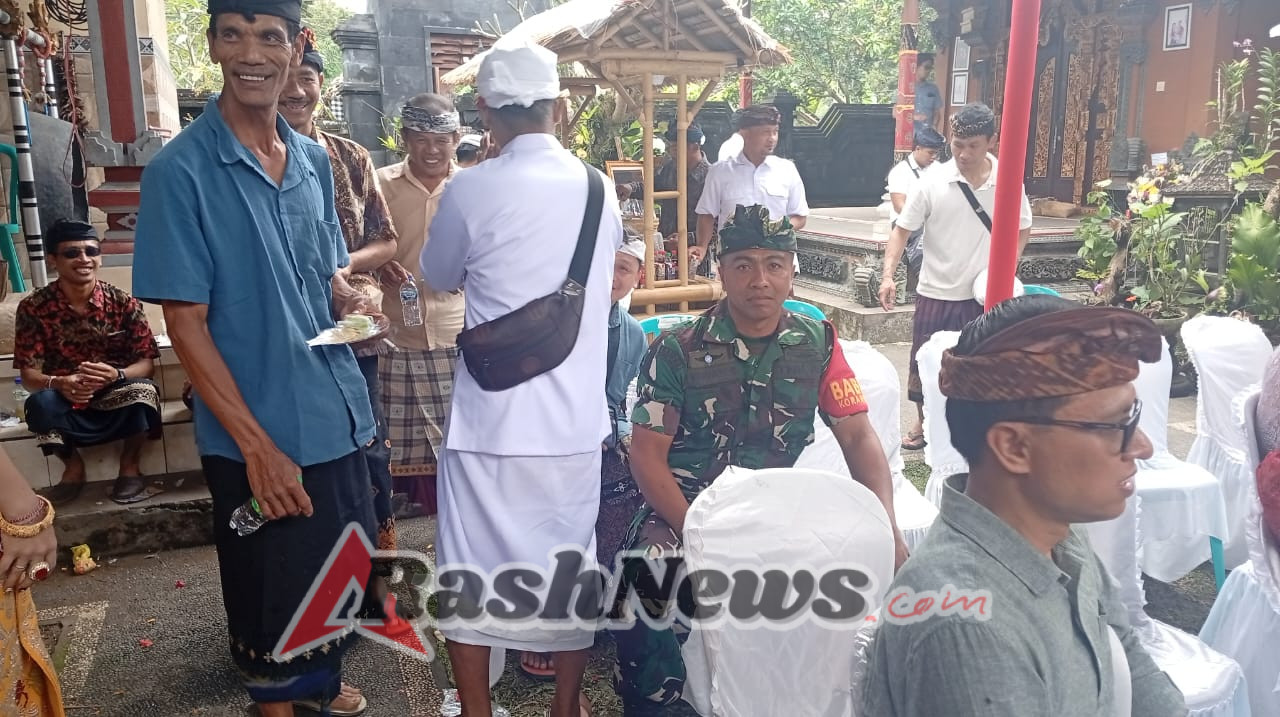 Pererat Silaturahmi, Babinsa Undisan Hadiri Upacara Mepandes di Banjar Sekaan