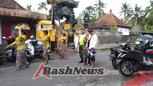 Babinsa Koramil 1616-01/Gianyar Hadir Kawal Karya Ngenteg Linggih Ngingkup di Desa Petak