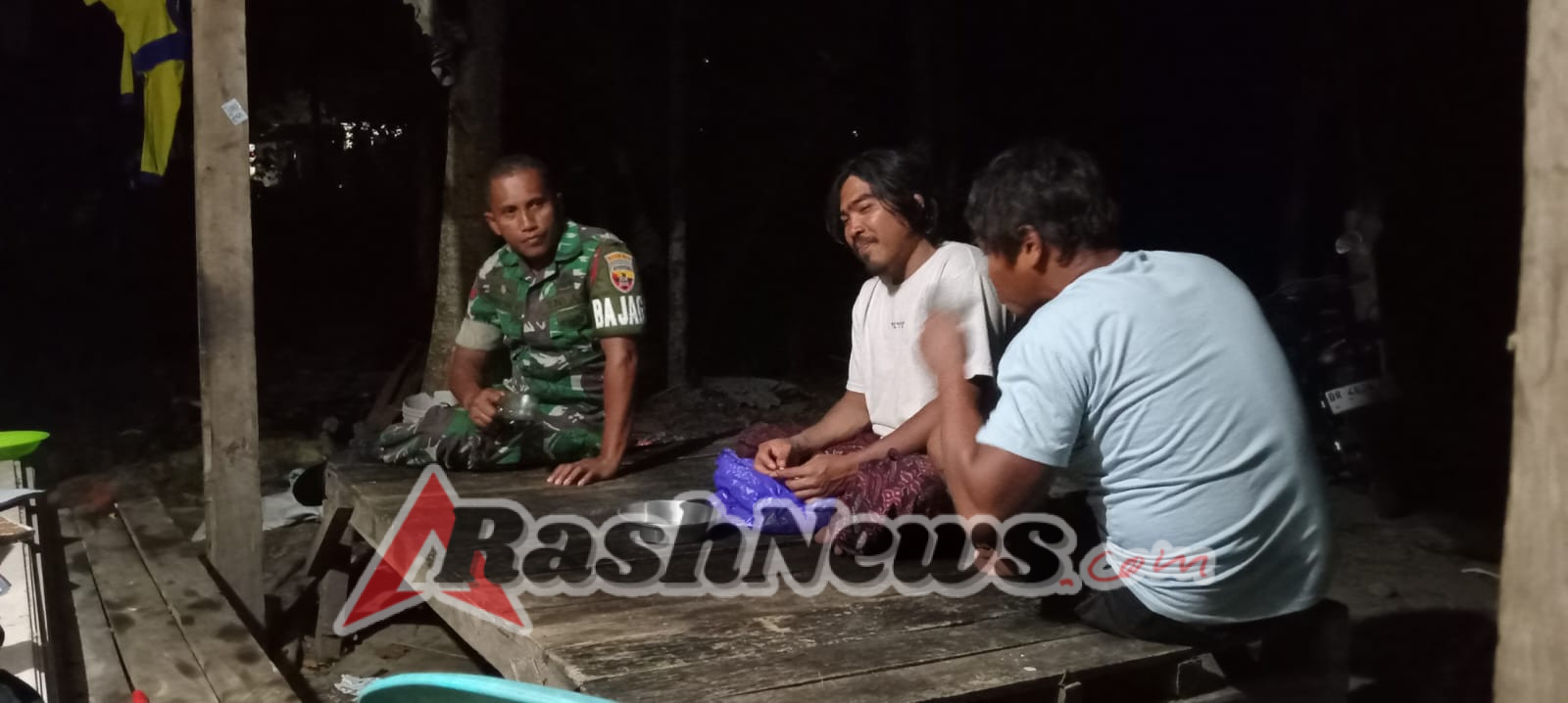 Babinsa 1628-02/Sekongkang Ajak Masyarakat Lewat Patroli Malam Jaga Kamtibmas