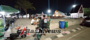 Babinsa Koramil 01/Taliwang Sisir Wilayah Lewat Patroli Malam Demi Kamtibmas