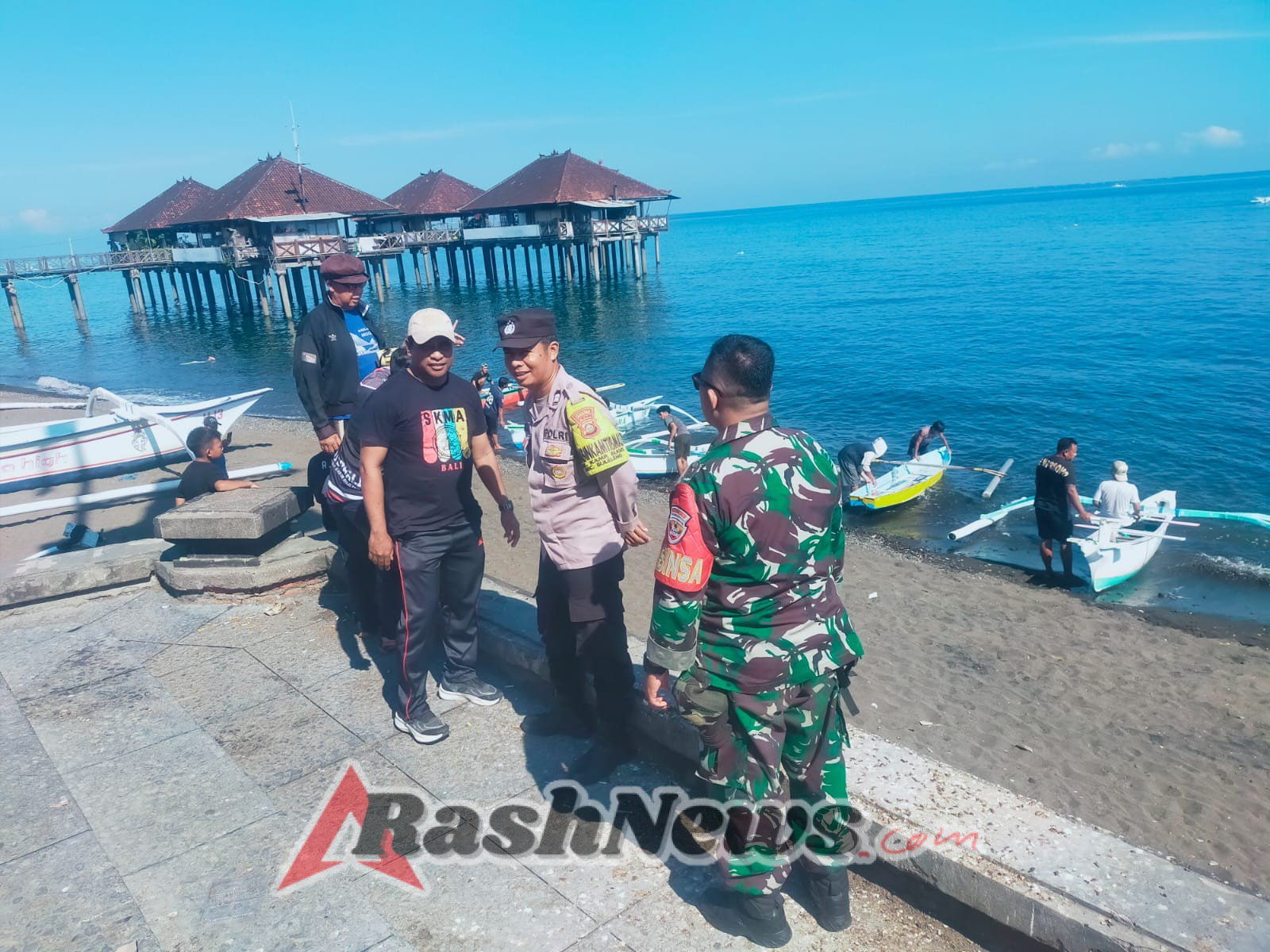 Harmoni Pesisir, Babinsa Bersama Warga Meriahkan Lomba Bonangan dan Kanu di Pantai Pelabuhan Tua