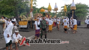 Babinsa Akah Turun Langsung Gelar Pengawalan Mekiis Bersinergi Bersama Bhabinkamtibmas Dan Pecalang