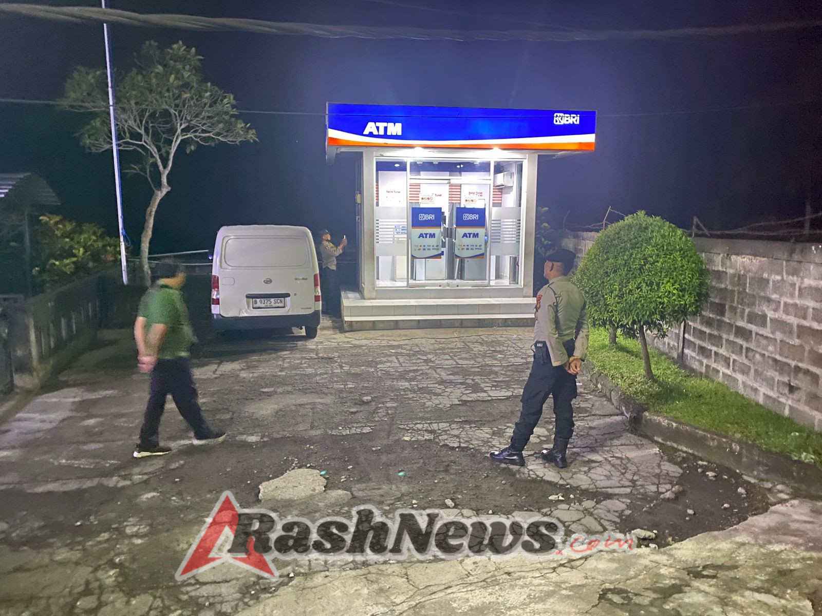 Polsek Bebandem menghimbau Waspada Kejahatan Curas, Curat, dan Curanmor di Wilkum Bebandem dalam Patroli Blue Light Patrol