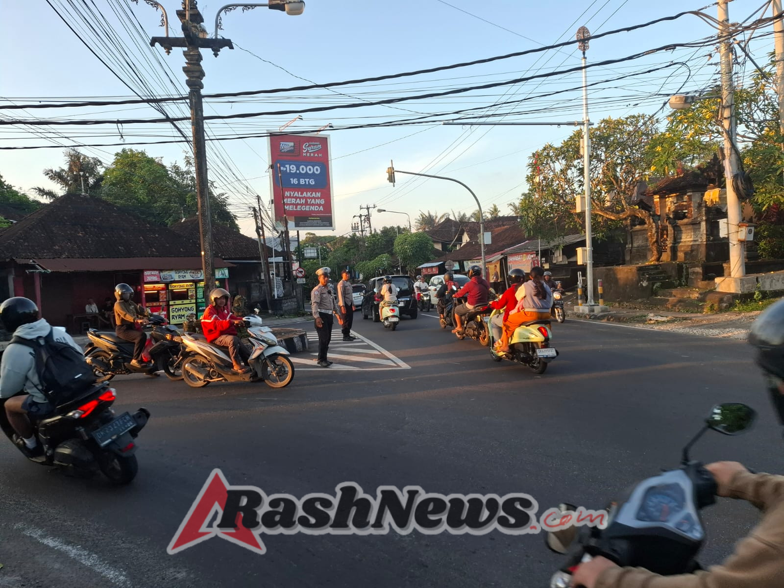 Cegah Kemacetan, Personel Polsek Abiansemal Laksanakan Gatur Lalin Sore Di Akhir Pekan