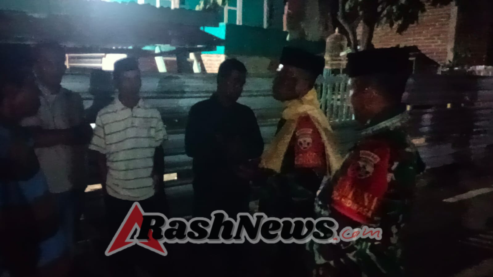 Sinergi Babinsa dan Warga Desa Sangia Perkuat Ketertiban Lewat Patroli Siskamling