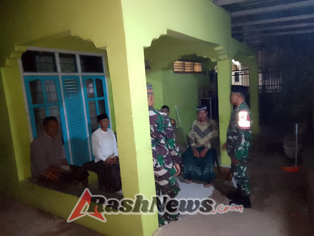 Sholat Berjamaah Iringi Patroli Babinsa Donggo untuk Wujudkan Keamanan