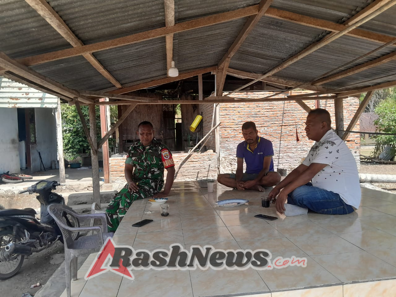 Aktif di Wilayah Binaan, Babinsa Maurole Terus Perkuat Sinergi dengan Masyarakat