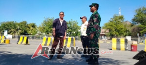 Babinsa Kawal Ketertiban Penyeberangan Poto Tano.