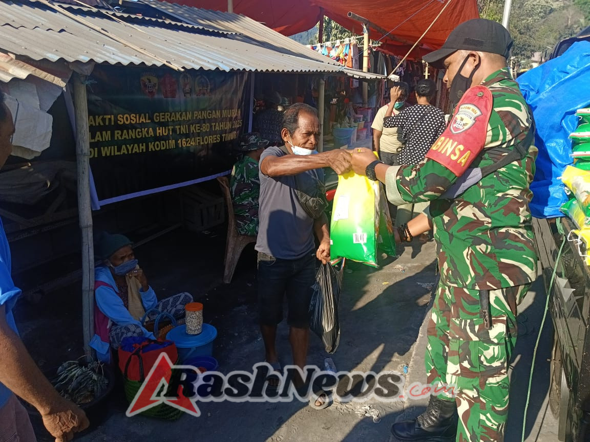 Kodim 1624/Flotim Bersama Bulog Salurkan Beras Murah di Pasar Boru