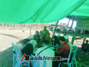 Cegah Penyakit Hewan, Babinsa Air Suning Aktif Bantu Vaksinasi dan Pendataan Ternak