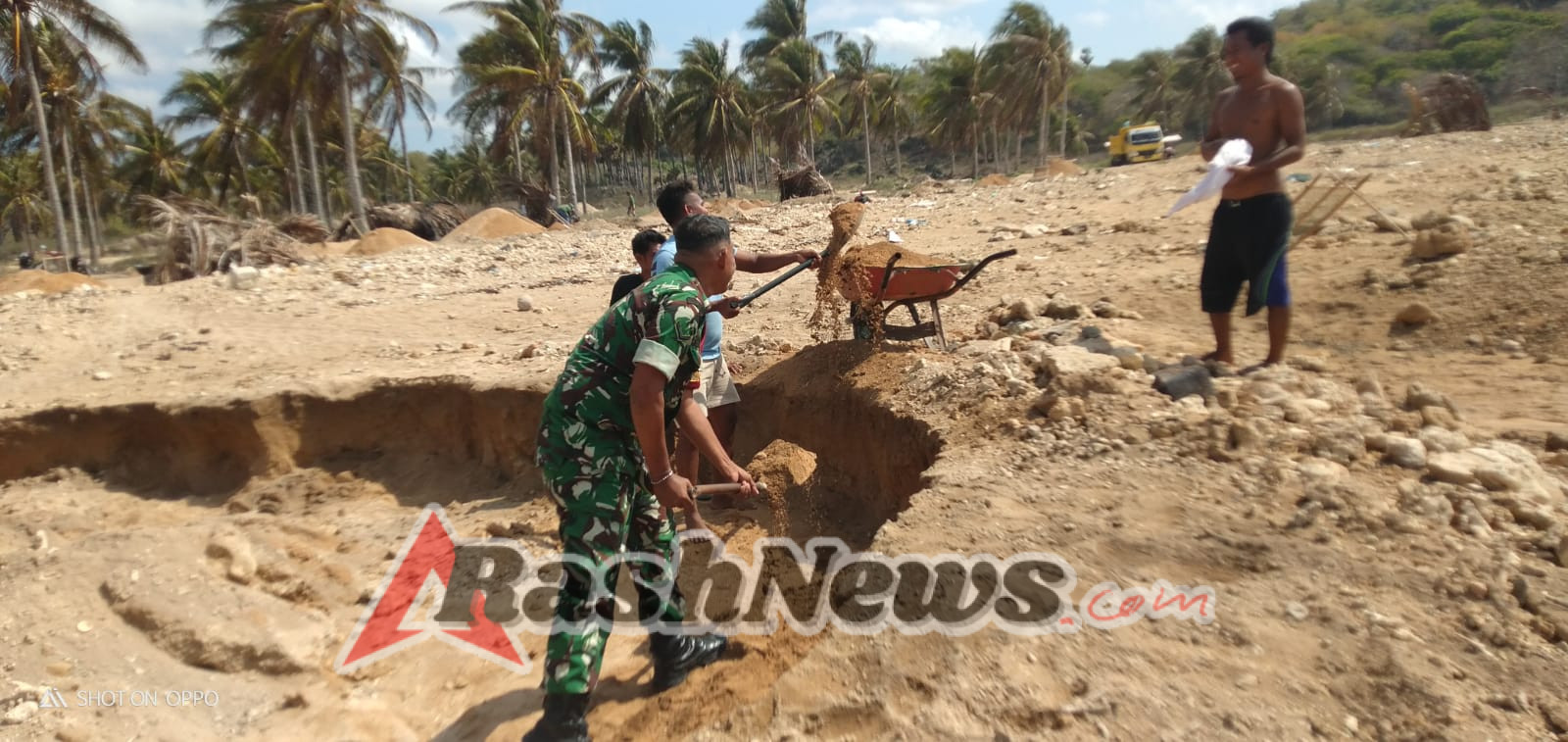 Babinsa Koramil 1627-03 Pantai Baru Gotong Royong Bersama Warga Desa Sonimanu