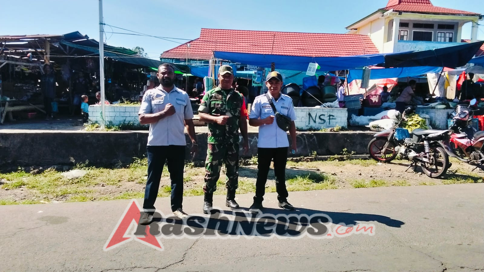 Patroli Rutin Babinsa Pastikan Aktivitas Pasar Soa Berjalan Aman dan Tertib