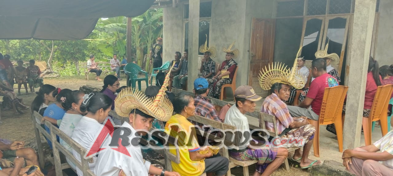 Babinsa TNI Dampingi Warga Desa Lobalain Jaga Tradisi Gotong Royong