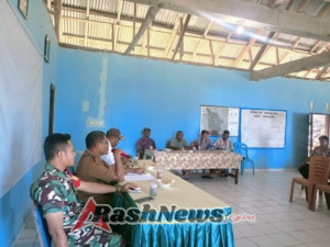 Sinergi Babinsa dan Pemerintah Desa Lokalaba dalam Pembentukan Pos Bantuan Hukum