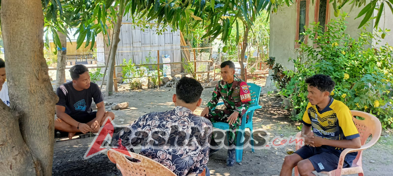 Babinsa Koramil 1625-05/Aesesa Dekat dengan Warga Tutubada Lewat Komsos