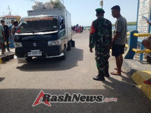 Babinsa Ingatkan Penumpang Feri Pantai Baru untuk Tertib dan Waspada